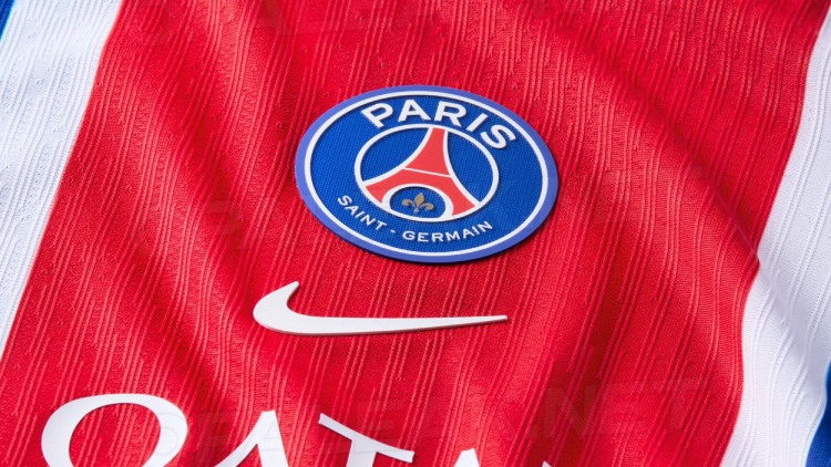Bientôt lancé officiellement par le club, le futur maillot domicile du PSG pour la saison 2026/2027 continue de se dévoiler avec un détail de taille concernant le dos du maillot.