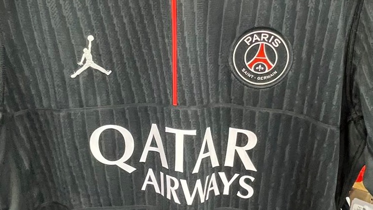 Attendu d'ici la fin de l'année 2025, le quatrième maillot du PSG pour la saison 2025/2026 a été aperçu ces dernières heures dans un magasin japonais et sera issu de la collaboration avec Jordan.
