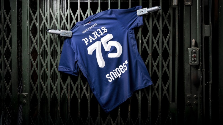 Comme l'an dernier lors de son déplacement à Marseille, le PSG portera un maillot collector ce dimanche pour la venue de l'OM avec un flocage en collaboration avec Born x Raised, marque iconique de Los Angeles.