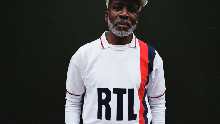 Le PSG vient de rééditer son maillot domicile de la saison 1985/1986, avec le sponsor maillot RTL. Un maillot domicile blanc, disponible avec cinq flocages ou sans.