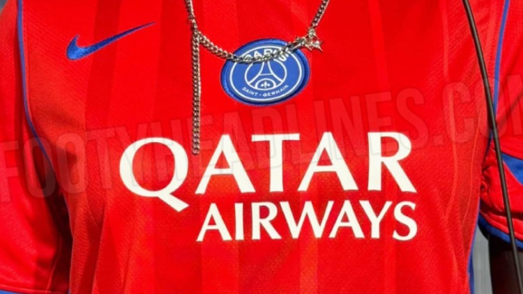 Une première image du maillot third du PSG pour la saison 2025/2026 a fuité sur la toile. Un maillot principalement rouge et inspiré de la gamme Nike Total 90 des années 2000.