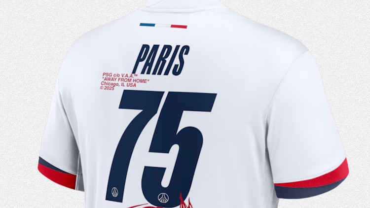 Le PSG vient de lancer un maillot très inattendu et issu d'une collaboration entre sa fondation, PSG for Communities, et la Virgil Abloh Foundation du regretté créateur de mode. Un maillot en édition limitée, qui sera porté ce dimanche soir à Lille.
