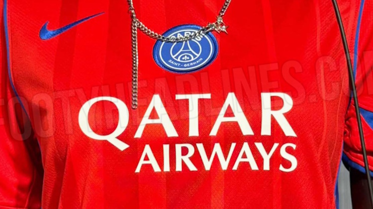 Une dizaine d'années après le dernier de la sorte, le PSG s’apprête à dévoiler un nouveau maillot intégralement rouge, dont voici les premières images.