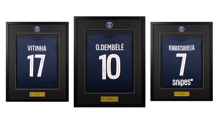 Trois semaines après avoir commercialisé plusieurs maillots signés et encadrés de la saison en cours, le PSG vient d'en remettre 10 à la vente sur sa boutique en ligne.