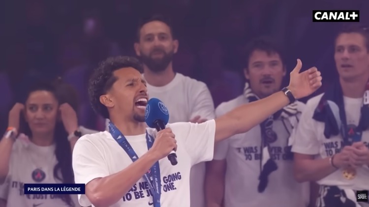 Après avoir célébré avec le peuple parisien au Champ-de-Mars, puis été reçu par le Président de la République Emmanuel Macron à l'Élysée, le PSG a fêté son back-to-back au Parc des Princes avec ses supporters dans un stade en fusion. Comme l'an dernier, les joueurs sont entrés un par un sur la musique de leur choix, de quoi nous offrir de belles séquences. Nasser Al-Khelaïfi a aussi eu du mal à faire son discours, les joueurs enchaînant les pogos sur scène dans une ambiance de feu. Retrouvez le replay de cette célébration du PSG au Parc des Princes en video ci-dessous :