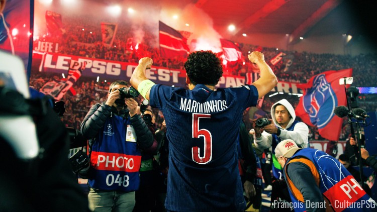 Le Parc des Princes et les joueurs du PSG ont fêté comme il se doit la belle victoire 2-1 face à Arsenal synonyme de qualification pour la finale de Champions League. Retrouvez la joie magnifique des supporters parisiens et du vestiaire en video.