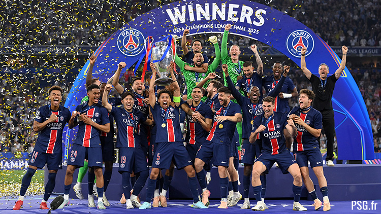 C'est fait, le PSG a remporté la Champions League après avoir écrasé l'Inter Milan 5-0 ce samedi soir en finale. Retrouvez la video de Marquinhos et des joueurs du PSG soulevant la Coupe aux grandes oreilles ci-dessous.