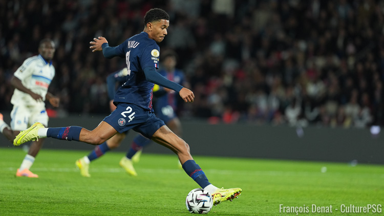 Encore titulaire en Champions League mardi soir face à Leverkusen, Senny Mayulu (19 ans) a changé de dimension au PSG ces derniers mois et devrait prochainement prolonger son contrat, qui expire en 2027.