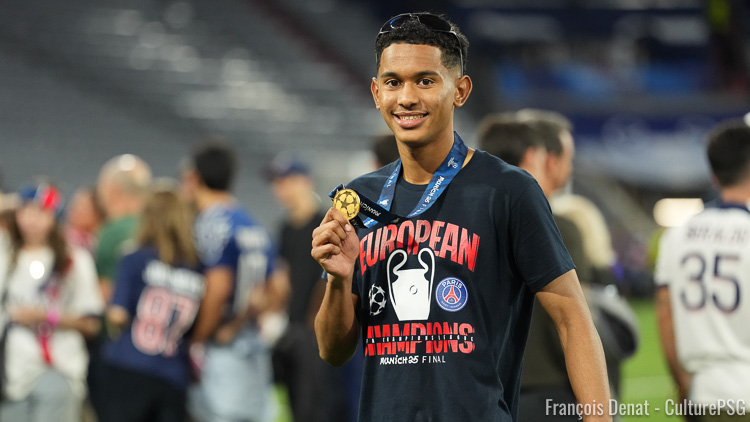 Fraîchement sacré champion d'Europe à Munich samedi soir, le PSG a dévoilé dans la foulée son merchandising avec plusieurs tee-shirts, sweats et écharpes déjà disponibles à la vente, ainsi qu'un maillot étoilé, mais qui est déjà en rupture de stock. Le point sur tous les produits dérivés du nouveau champion d'Europe.