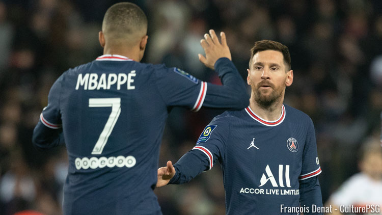 Lionel Messi va bien rester au PSG la saison prochaine. Le journal catalan Mundo Deportivo confirme la tendance en vogue, remise en doute un certain temps par l’élimination face au Real, et indique que Messi est conscient du rôle d'envergure qu’il aura à jouer en cas de départ de Kylian Mbappé. 