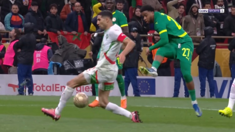 Le Sénégal d'Ibrahim Mbaye, auteur d'une entrée remarquée, a remporté la CAN 2025 dimanche soir face au Maroc d'Achraf Hakimi grâce à un but de Pape Gueye lors des prolongations. Avant cela, la finale avait viré dans le chaos après un penalty litigieux accordé aux Marocains à la 90e+8, quelques minutes après un but refusé aux Sénégalais. Les Sénégalais ont quitté le terrain, puis sont revenus, et Brahim Diaz a tenté une panenka arrêtée par Edouard Mendy. Voici le résumé video de cette finale Maroc/Sénégal complètement lunaire : 