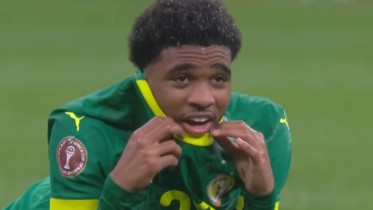 Resté sur le banc contre l'Egypte en demi-finale, Ibrahim Mbaye est entré à la 77e minute de la finale de la CAN dimanche face au Maroc et le jeune ailier a une nouvelle fois été très remuant, passant même tout proche du but de la victoire à la 89e minute. Il s'est aussi illustré sur une action individuelle impressionnante en prolongation avant d'être contré par... Achraf Hakimi. Retrouvez ci-dessous la vidéo de l'entrée en jeu fracassante de Mbaye face au Maroc :