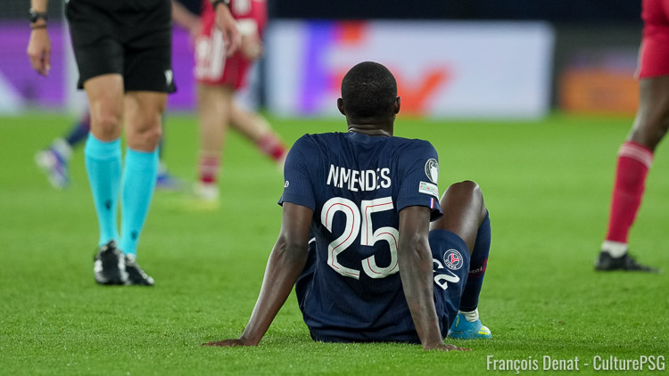 L'arbitre vidéo de PSG/Liverpool (2-0), l'Espagnol Carlos del Cerro Grande, s'est signalé en mal en assurant en fin de match à l'arbitre central qu'il n'y avait aucune erreur sur la poussette en fin de match d'Ibrahima Konaté sur Nuno Mendes, pourtant très flagrante. Une erreur qui en rappelle une du même arbitre sur la même pelouse, il y a cinq ans.