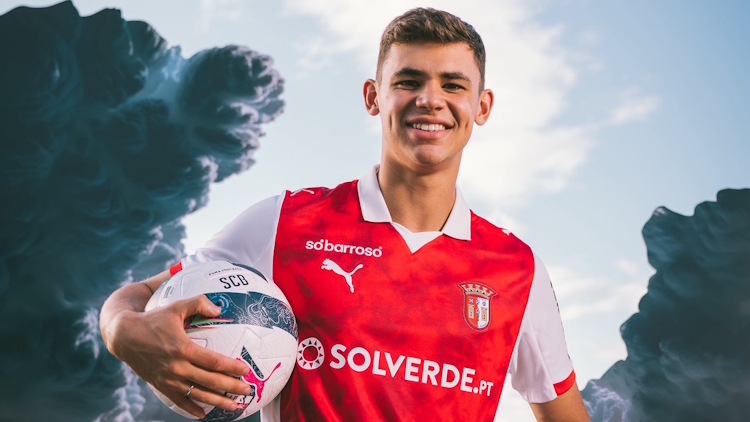 Prêté par le PSG à Braga pour la saison 2025/2026, le jeune milieu brésilien Gabriel Moscardo met toutes les chances de son côté pour s'imposer après une année perdue à Reims. A peine arrivé, il est déjà opérationnel.