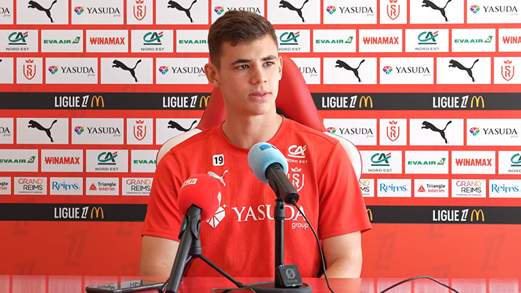 Dans un français déjà très bon, Gabriel Moscardo s'est exprimé en conférence de presse mercredi avant le match Nice/Reims de vendredi. L'occasion pour le milieu brésilien prêté par le PSG d'évoquer sa saison galère à Reims ainsi que la finale de Coupe de France du 24 mai face au PSG. Un match dans lequel Moscardo espère briller pour marquer les esprits.