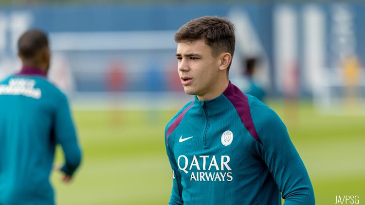 Transféré l'hiver dernier mais prêté dans la foulée à son club formateur des Corinthians, le milieu défensif brésilien Gabriel Moscardo (18 ans) s'est préparé à sa nouvelle vie à Paris : il a pris des cours de français pendant quatre mois et affiche déjà une belle maîtrise. Mais c'est surtout Luis Enrique qu'il doit séduire, l'entraîneur étant en pleine évaluation du joueur.