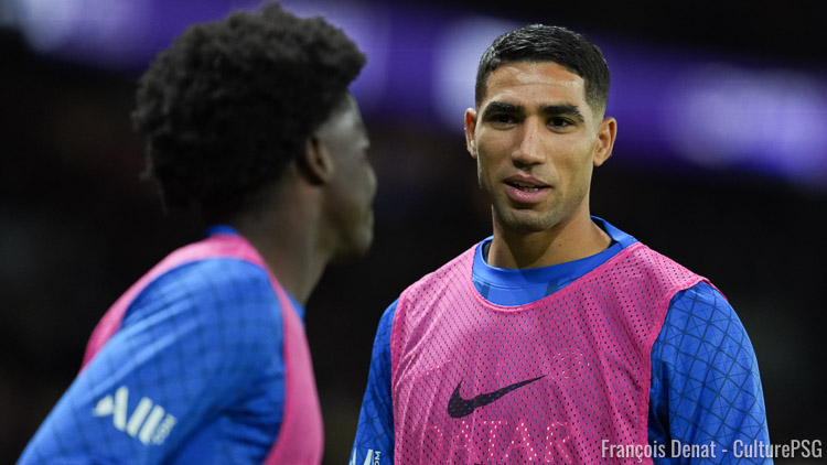 Après avoir débuté sa convalescence à Murcie, en Espagne, Achraf Hakimi a fait son retour à Paris cette semaine, assistant à la victoire face à Tottenham avant de retrouver le Campus de Poissy jeudi, sans botte ni trottinette.