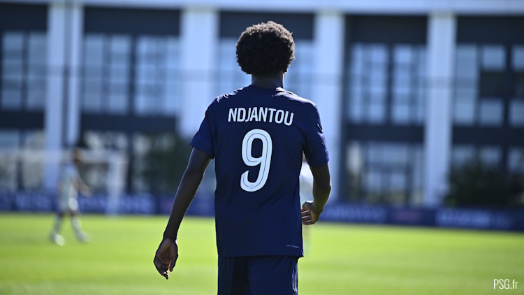 Les joueurs du PSG qui ont joué lundi soir à Marseille ont eu le droit à une séance d'entraînement légère mardi après-midi au Campus. Les autres se sont entraînés avec Luis Enrique, qui avait décidé de faire monter cinq jeunes pour l'occasion, dont Quentin Ndjantou.