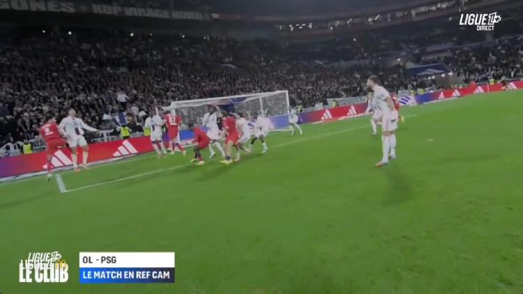 Deux matches de la 12e journée de Ligue 1 proposaient une immersion dans la peau de l'arbitre, équipé pour l'occasion d'une caméra, dont le choc OL/PSG (2-3) de dimanche soir. Ligue 1+ a proposé en direct des images de la fameuse "Ref Cam" et vient de diffuser une compilation des buts de la rencontre filmés par cette caméra embarquée. Une compilation dans laquelle ne figure toutefois pas le deuxième but parisien inscrit par Khvicha Kvaratskhelia.