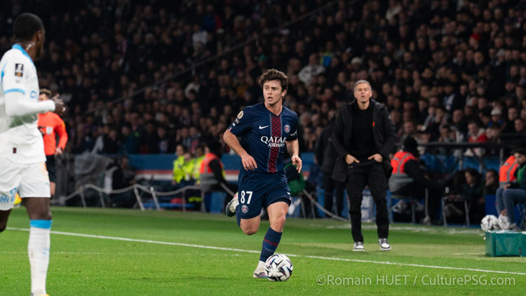 Alors qu'il n'est au PSG que depuis un an et demi à peine, João Neves a déjà signé une prolongation de contrat avec le club selon Le Parisien, d'un an de plus. Une façon surtout d'augmenter un joueur dont la place est importante à Paris.