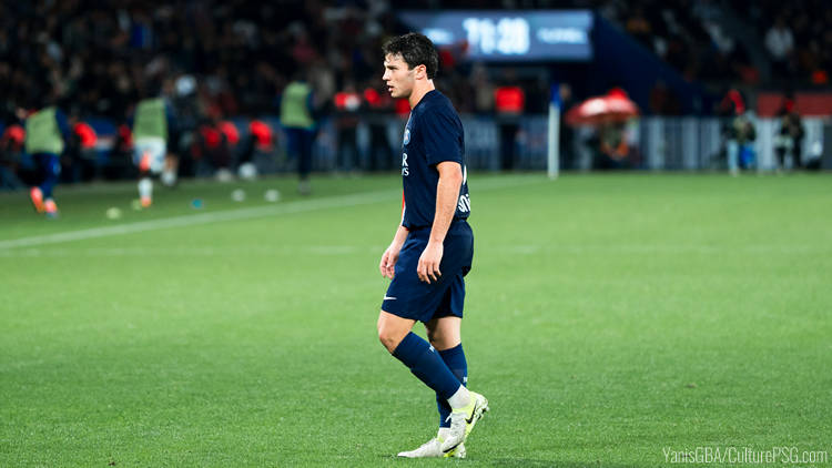 En déplacement à Rennes pour les quarts de finale de la Coupe de France, le PSG vient de marquer un premier but contre Saint-Brieuc par João Neves, bien placé pour reprendre un tir sur la barre de Doué. Voici ce but de João Neves contre Saint-Brieuc en video :