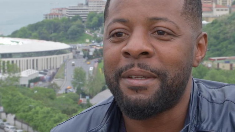 Ancien attaquant du PSG au milieu des années 1990, Pascal Nouma est devenu une légende en Turquie du côté de Besiktas. L'émission J+1 est parti sur sa trace en Turquie et le reportage est à la hauteur du personnage Nouma, complètement fou.