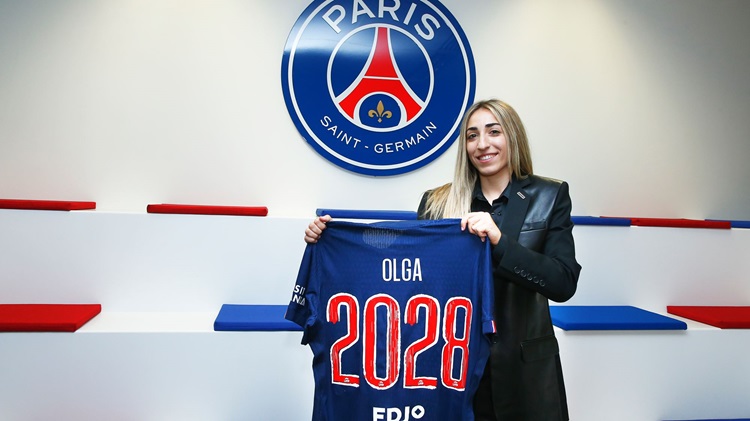 La défenseure internationale espagnole Olga Carmona s'est engagée avec le Paris Saint-Germain. L'ancienne capitaine du Real Madrid sera liée avec le club parisien jusqu'en juin 2028.