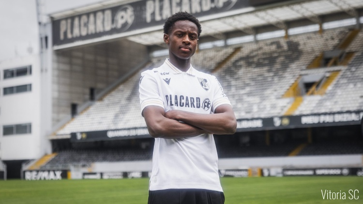 Après Axel Tape mercredi, un nouveau champion de France U19 du PSG vient de signer à l'étranger ce jeudi, il s'agit de l'attaquant Oumar Camara (18 ans).