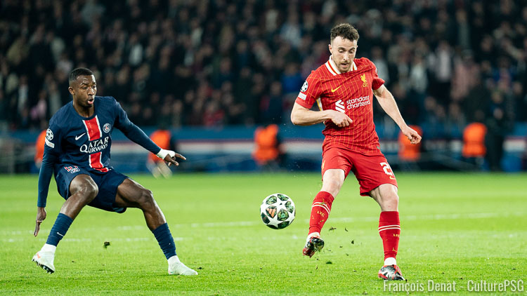 Titularisé deux fois cette saison face au PSG, l'attaquant portugais de Liverpool Diogo Jota est tragiquement décédé dans un accident de la route ce jeudi matin. Son frère a aussi perdu la vie dans cet accident.