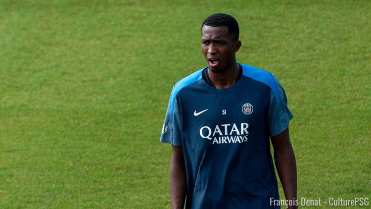 Le très restreint groupe parisien a enregistré un retour majeur lors de la séance d'entraînement du jour : le défenseur central équatorien Willian Pacho a fini ses vacances et retrouvé ses partenaires.