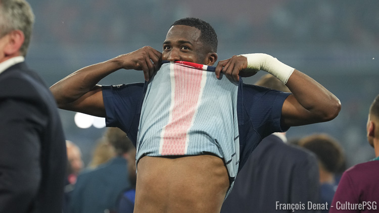 A la veille de la Coupe Intercontinentale qu'elle organise, la FIFA a dévoilé ses trophées The Best 2025. Le PSG a raflé bon nombre de prix, dont meilleur joueur et meilleur entraîneur, et Willian Pacho a enfin été reconnu.