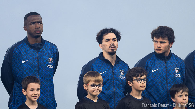 Le PSG vient de dévoiler le groupe de 21 joueurs retenus pour le match face à Lorient et les absents sont nombreux, entre les blessés, les suspendus et les laissés au repos. Les jeunes font leur arrivée en masse dans le groupe.