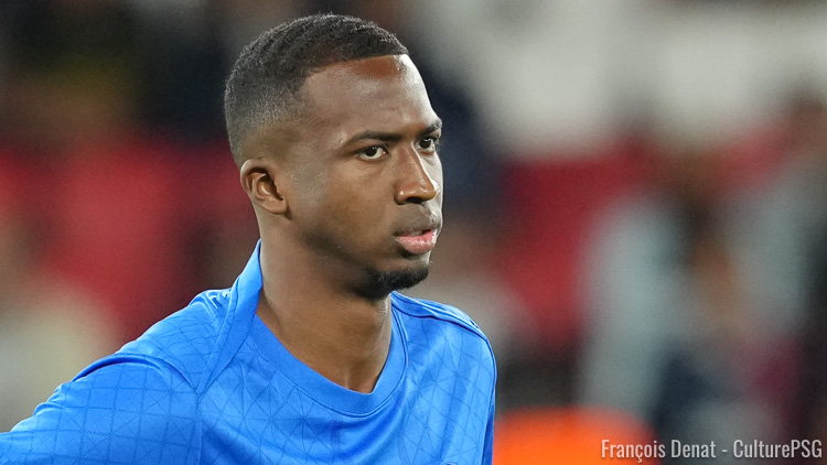 Le défenseur central du PSG Willian Pacho évoluait la nuit dernière avec son équipe nationale d'Équateur. Il était comme toujours titulaire, a joué l'intégralité de la rencontre, a fait match nul comme régulièrement, mais a en revanche connu un événement particulièrement rare le concernant : il a été averti.