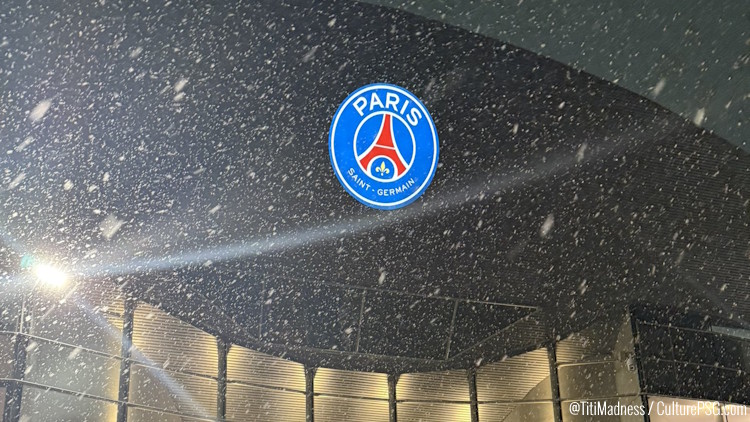 Comme le reste de la région parisienne, le Parc des Princes s'est retrouvé sous la neige ce samedi soir, l'occasion de retrouver l'antre du PSG avec une couche de blanc toujours aussi belle.