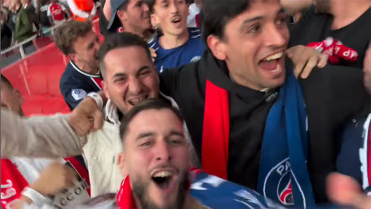 Présent dans le parcage parisien mardi soir lors d'Arsenal/PSG (0-1), au même titre qu'Alain Roche, Javier Pastore a explosé de joie sur le but d'Ousmane Dembélé. Un moment capté en vidéo, comme son sourire contagieux d'après-match.