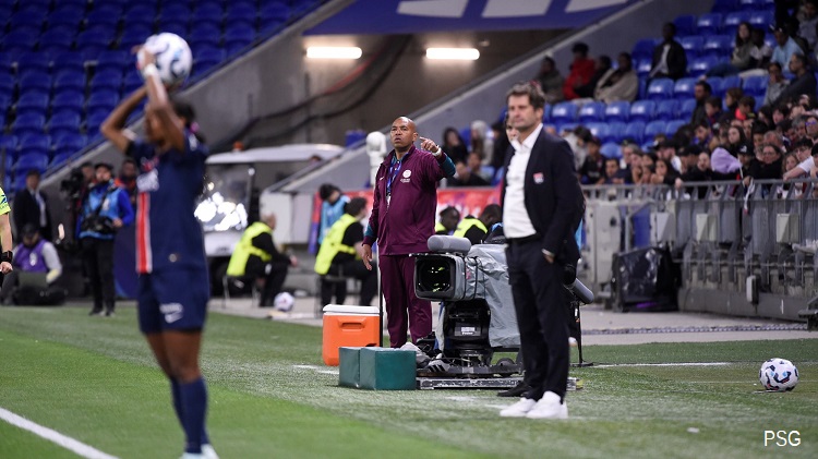 Suivant la remise du tropheé de champion de France U19 féminin, le coach brésilien des jeunes parisiennes Paulo César a répondu aux questions de CulturePSG.com. L'ancien milieu de terrain du PSG a exprimé sa joie et a souligné la qualité du travail effectué par ses joueuses et son staff tout au long de l'année.
