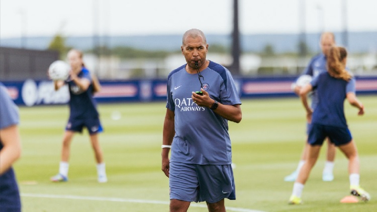La nouvelle saison du PSG féminin a débuté ce mercredi 16 juillet au Campus PSG. Sous les ordres de Paulo César, ce sont 24 joueuses qui se sont retrouvées à Poissy, avec une poignée de jeunes joueuses. Etat des troupes.