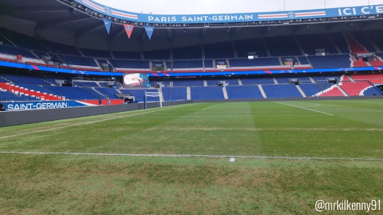 Pour son grand retour au Parc des Princes ce vendredi, à l'occasion de la réception d'Angers, le PSG évoluera sur une pelouse malmenée par les fortes chaleurs estivales. L'après-match sera lui marqué par la présentation des cinq trophées remportés par le club en 2025.