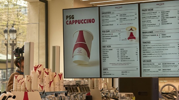 Le PSG a inauguré ce mardi 24 mars son premier PSG Café à la sortie de son historique boutique sur les Champs Elysées. Après l'art, la mode et la musique, le PSG se lance dans la « food » pour continuer à diversifier sa marque.