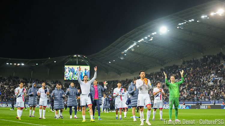 Si les joueurs du PSG ont eu le droit à une bien triste remise de trophée avant le derby à Jean-Bouin dimanche, ils ont pu être célébrés après le match à leur retour au Parc des Princes par le Collectif Ultras Paris, bien épaulé par la copine de João Neves.