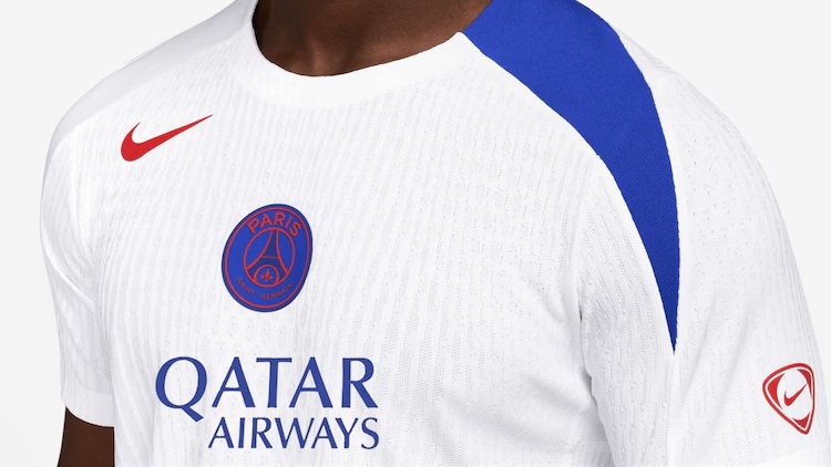 Huit jours après avoir dévoilé son nouveau maillot third rouge, le PSG a enrichi sa gamme Nike T90 avec plusieurs produits d'entraînement (haut, survêtement, pantalons, etc).