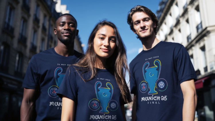 À 19 jours désormais de la finale de Champions League PSG/Inter, le club parisien a dévoilé une collection spéciale "En route vers la finale" avec écharpes, tee-shirts, sweats et casquette.