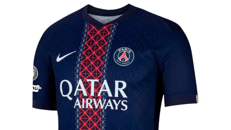 Le PSG a dévoilé mercredi son nouveau maillot domicile pour la saison 2025-2026, ainsi que le badge « Champion d'Europe » qui sera présent sur sa manche droite la saison prochaine en Champions League.