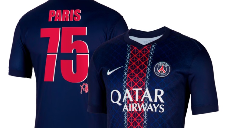 Vendu dans sa boutique éphémère à Los Angeles le mois dernier, le maillot domicile du PSG en collaboration avec XO, le label de l'artiste canadien The Weeknd, est désormais disponible sur la boutique en ligne du club.