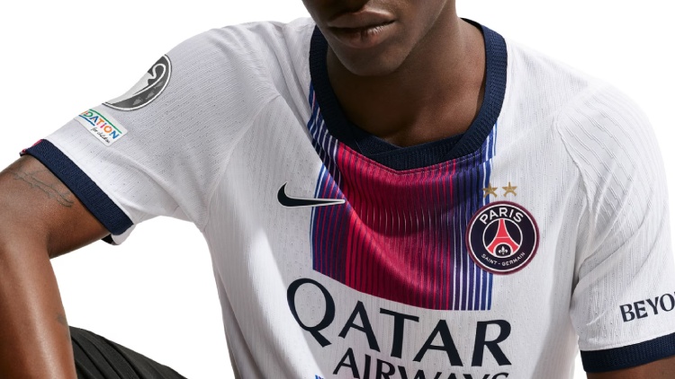Le PSG a lancé samedi son nouveau maillot extérieur pour la saison 2026/2027 et les flocages Ligue 1 et Champions League sont désormais disponibles, ainsi que les deux étoiles et le patch de vainqueur de la Champions League.