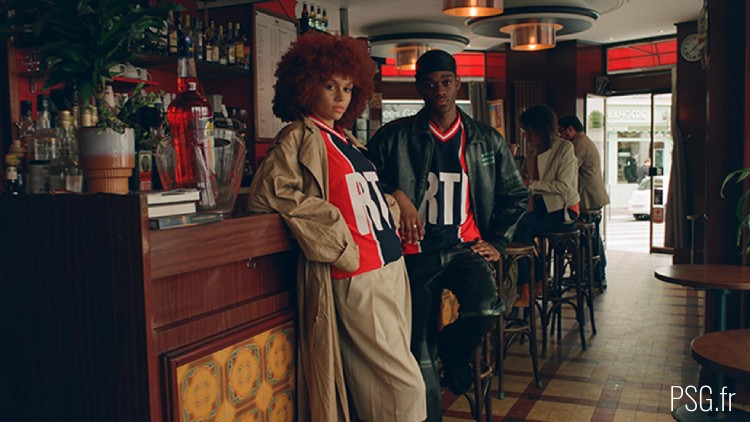 Le PSG vient d'ajouter une nouvelle pièce à sa collection de maillots vintage en rééditant le maillot RTL de la saison 1974/1975, avec le numéro 11 de Mustapha Dahleb dans le dos.