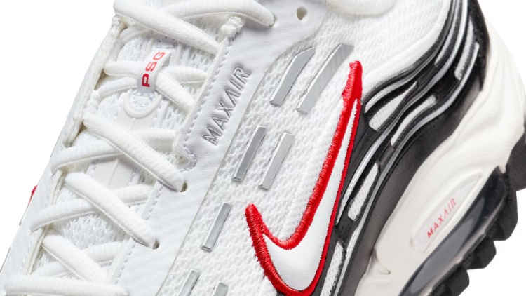 Le PSG a sorti ces dernières heures sur sa boutique en ligne une nouvelle paire de Nike Air Max TL 2.5. Une paire principalement blanche avec des détails noirs, rouges et bleus, ainsi que le logo du PSG au niveau du talon.