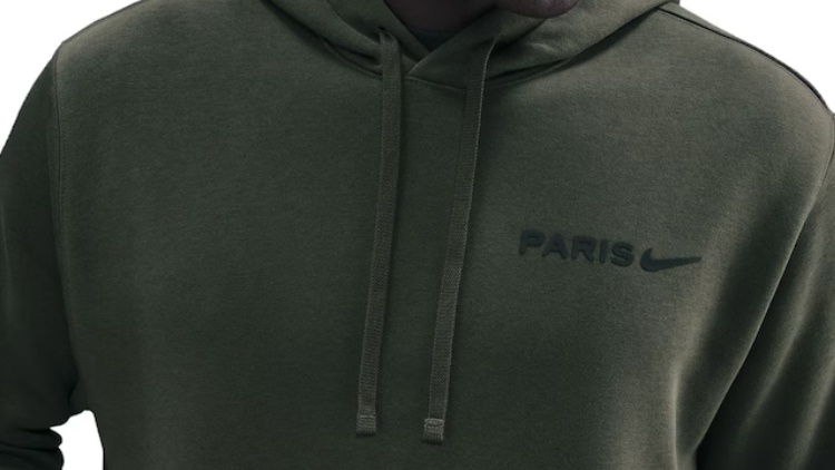 Alors que l'automne bat son plein, le PSG vient de dévoiler une nouvelle gamme en collaboration avec son équipementier Nike avec plusieurs vêtements assez sobres pour vous réchauffer. 