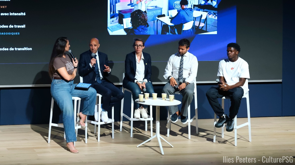 Avant la rentrée scolaire ce mardi 1er septembre, le PSG a présenté la semaine passe les différents dispositifs mis en place autour de ses jeunes. Présent au Campus de Poissy, CulturePSG a assisté à une table ronde avec Yohan Cabaye, Sabrina Delannoy, Medhi Rahoui et Quentin Ndjantou. L'occasion de découvrir l'envers du décor et l'exigence de la formation parisienne.