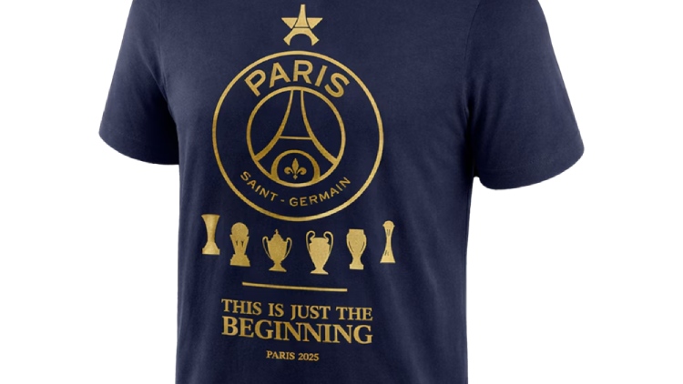 Le PSG a décidé de célébrer sa récente victoire en Coupe intercontinentale contre Flamengo en sortant un tee-shirt collector avec ses 6 titres glanés en 2025, le logo étoilé du club et une ambitieuse promesse.